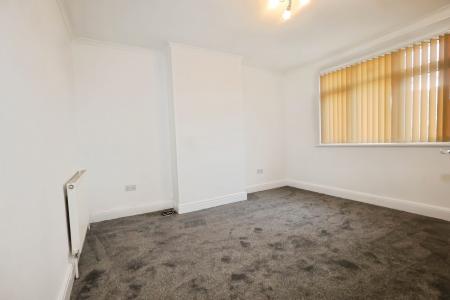 4 bedroom Semi-detached house to let in Oldbury Road, Oldbury, B65