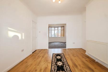 4 bedroom Semi-detached house to let in Oldbury Road, Oldbury, B65