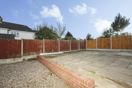4 bedroom Semi-detached house to let in Oldbury Road, Oldbury, B65