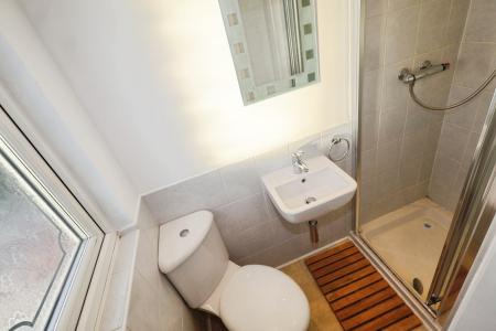 4 bedroom Semi-detached house to let in Oldbury Road, Oldbury, B65
