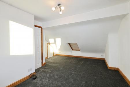 4 bedroom Semi-detached house to let in Oldbury Road, Oldbury, B65