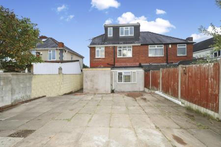 4 bedroom Semi-detached house to let in Oldbury Road, Oldbury, B65