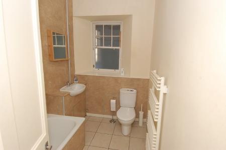 3 bedroom Flat to let in Port Street, Stirling Town, Stirling, FK8