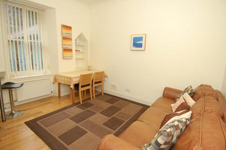 2 bedroom Flat to let in Queen Street, Stirling, FK8