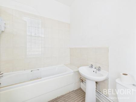 2 bedroom Flat to let in Market Place, Uttoxeter, ST14