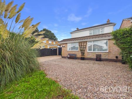 3 bedroom Flat for sale in Dell Close, Stafford, ST16