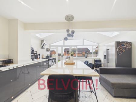 5 bedroom Semi-detached house for sale in Bexhill Grove, Stoke-on-Trent, ST1