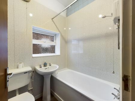 2 bedroom Flat to let in London Road, Newcastle-under-Lyme, ST5