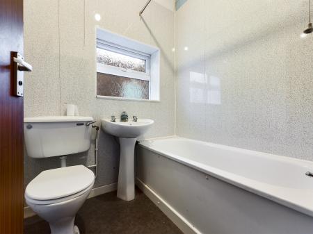 2 bedroom Flat to let in London Road, Newcastle-under-Lyme, ST5