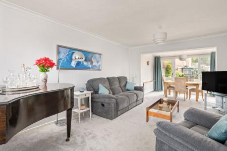 3 bedroom Detached house to let in Hawthorn Crescent, Grove, OX12