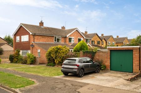 3 bedroom Detached house to let in Hawthorn Crescent, Grove, OX12
