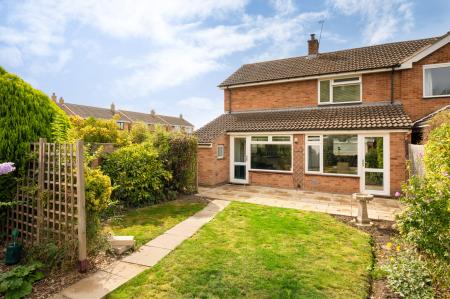 3 bedroom Detached house to let in Hawthorn Crescent, Grove, OX12