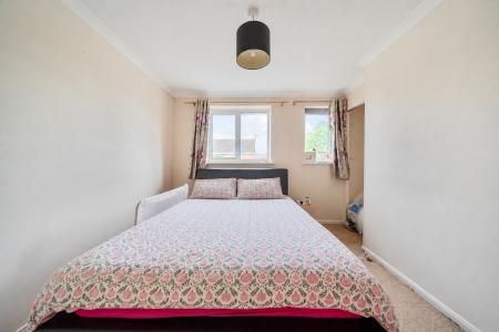 2 bedroom Terraced House to let in Peregrine Way, Grove, OX12