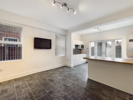 3 bedroom Terraced House to let in Hallfields Road, Warrington, WA2