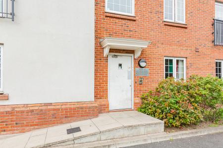 2 bedroom Flat to let in Greenings Court, Carrington Park, Warrington, WA2
