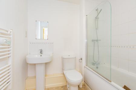 2 bedroom Flat to let in Greenings Court, Carrington Park, Warrington, WA2