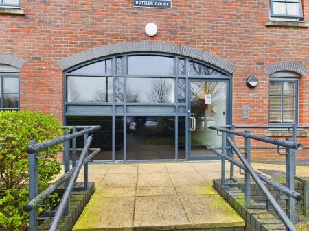 2 bedroom Flat to let in Elphins Drive, Warrington, WA4