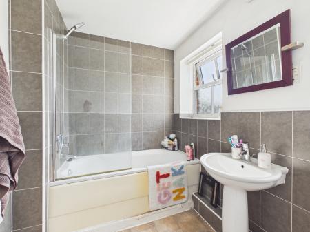 2 bedroom Flat to let in Holywell Drive, Warrington, WA1