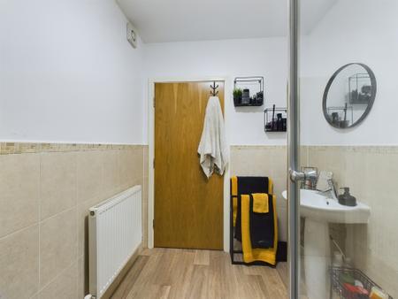 1 bedroom Flat to let in Holywell Drive, Warrington, WA1