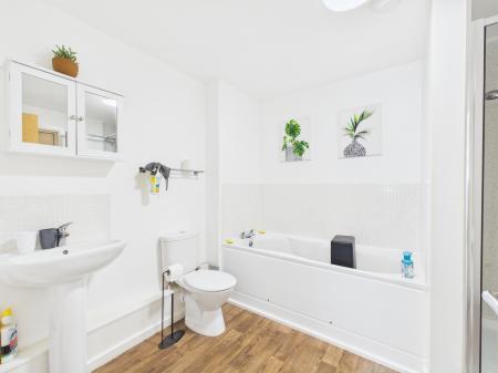 2 bedroom Flat to let in Dutton Court, Warrington, WA1