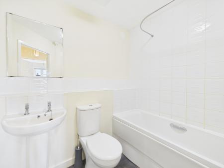2 bedroom Flat to let in Pinehurst Walk, Boston Boulevard, Great Sankey, Warrington, WA5