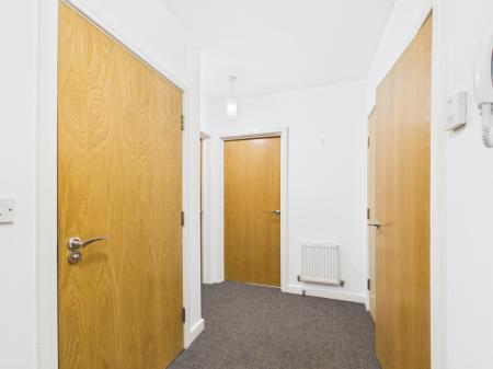 2 bedroom Flat to let in Holywell Drive, Warrington, WA1