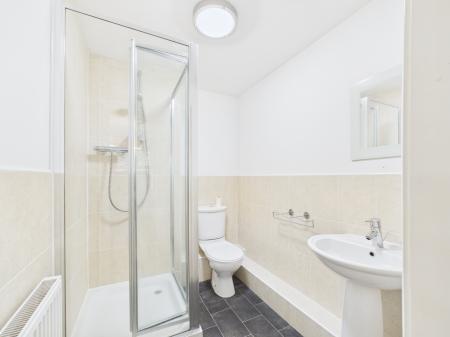 2 bedroom Flat to let in Holywell Drive, Warrington, WA1