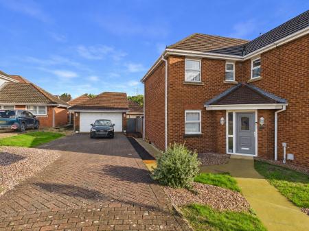 4 bedroom Detached house to let in Lady Richeld Close, Runcorn, WA7