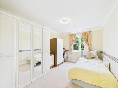 2 bedroom Flat for sale in Bath Road, Calcot, Reading, RG31