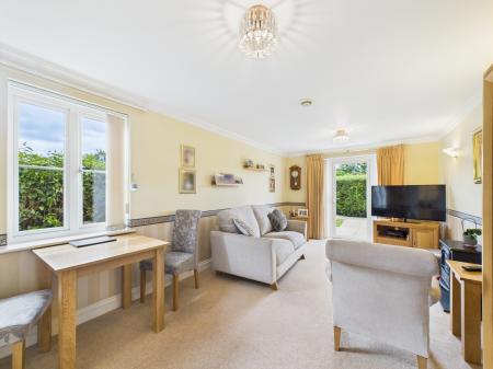 2 bedroom Flat for sale in Bath Road, Calcot, Reading, RG31