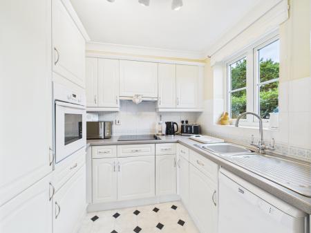 2 bedroom Flat for sale in Bath Road, Calcot, Reading, RG31