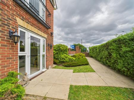 2 bedroom Flat for sale in Bath Road, Calcot, Reading, RG31