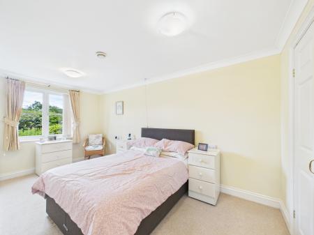 2 bedroom Flat for sale in Bath Road, Calcot, Reading, RG31
