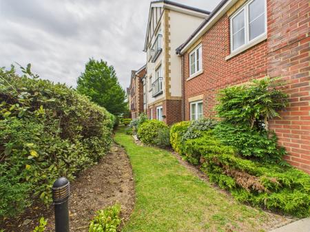 2 bedroom Flat for sale in Bath Road, Calcot, Reading, RG31