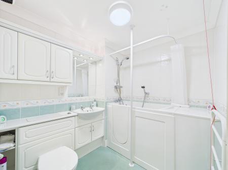 2 bedroom Flat for sale in Bath Road, Calcot, Reading, RG31