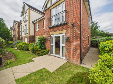 2 bedroom Flat for sale in Bath Road, Calcot, Reading, RG31