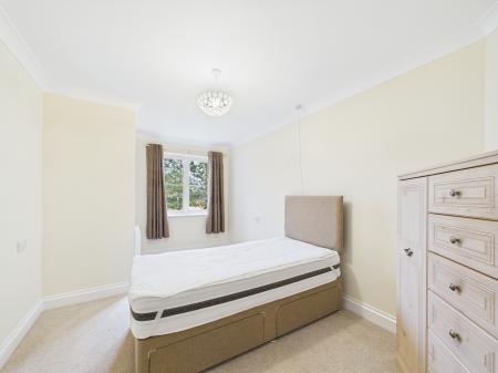 2 bedroom Flat for sale in Bath Road, Calcot, Reading, RG31