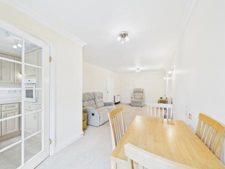 2 bedroom Flat for sale in Bath Road, Calcot, Reading, RG31