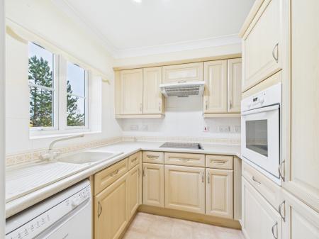 2 bedroom Flat for sale in Bath Road, Calcot, Reading, RG31