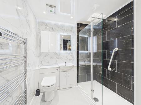 2 bedroom Flat for sale in Bath Road, Calcot, Reading, RG31