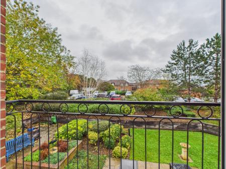 2 bedroom Flat for sale in Bath Road, Calcot, Reading, RG31