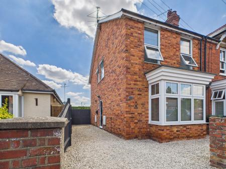 3 bedroom End of terrace house for sale in Blundells Road, Tilehurst, Reading, RG30