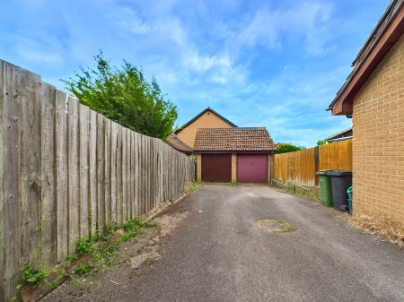 2 bedroom End of terrace house for sale in Hanbury Drive, Calcot, Reading, RG31