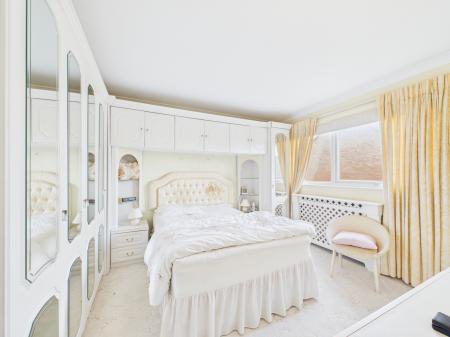 3 bedroom Link detached house for sale in Sandhills Way, Calcot, Reading, RG31