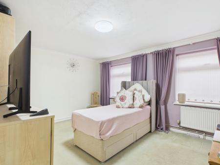 2 bedroom Ground floor flat for sale in Valerie Court, Bath Road, Reading, Reading, RG1