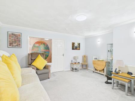 2 bedroom Ground floor flat for sale in Valerie Court, Bath Road, Reading, Reading, RG1