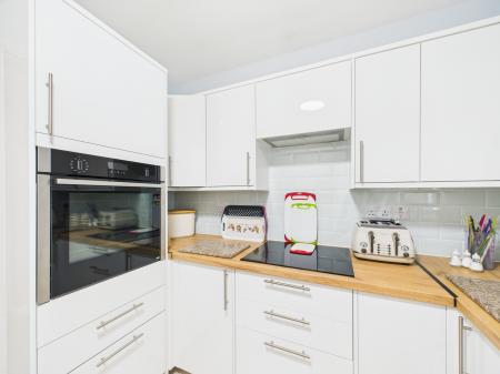 2 bedroom Ground floor flat for sale in Valerie Court, Bath Road, Reading, Reading, RG1