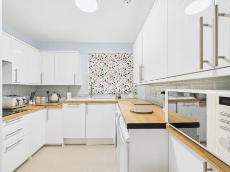 2 bedroom Ground floor flat for sale in Valerie Court, Bath Road, Reading, Reading, RG1