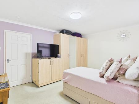 2 bedroom Ground floor flat for sale in Valerie Court, Bath Road, Reading, Reading, RG1