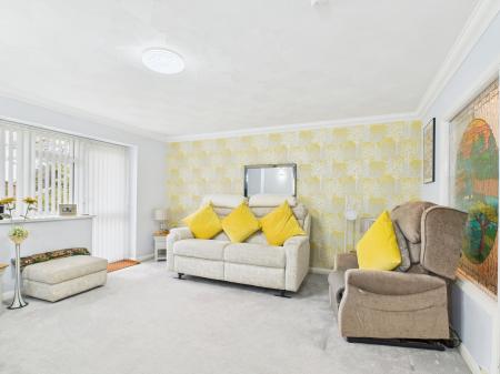 2 bedroom Ground floor flat for sale in Valerie Court, Bath Road, Reading, Reading, RG1